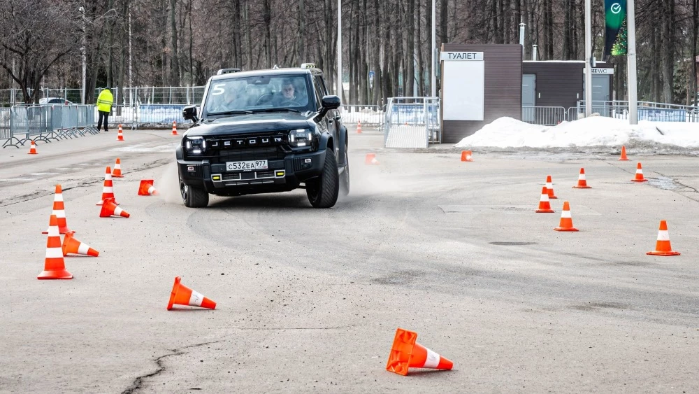 И вдруг на дороге появляется «лось». Как мы тестировали Jetour T2 на испытательной площадке Jetour T2 тест испытание в динамике спереди