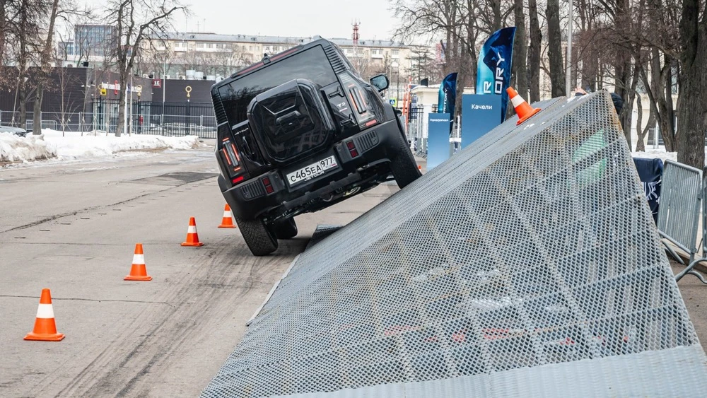 Jetour T2 тест испытание сбоку спереди диагональное вывешивание