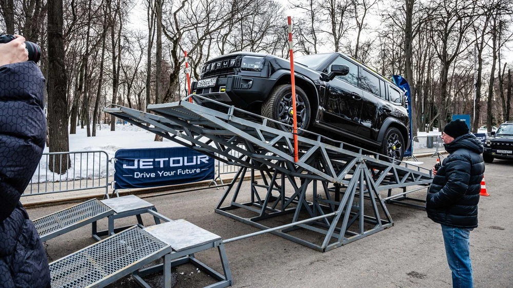 Jetour T2 тест испытание сбоку спереди на горке на качелях