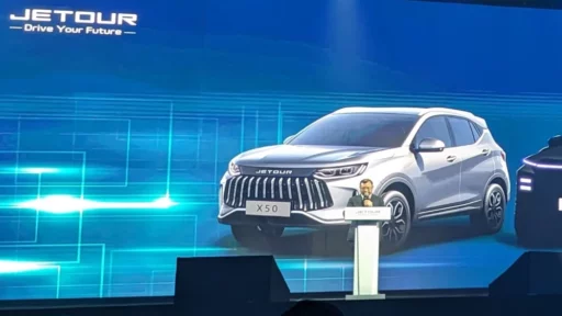 Jetour X50 сбоку спереди Soueast
