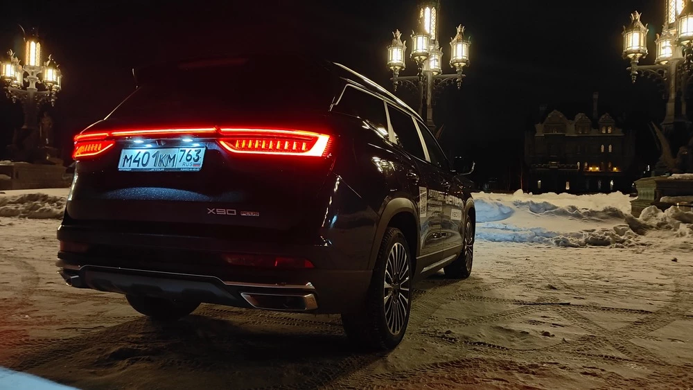 Jetour X90 Plus тест Мишина сбоку сзади ночной свет
