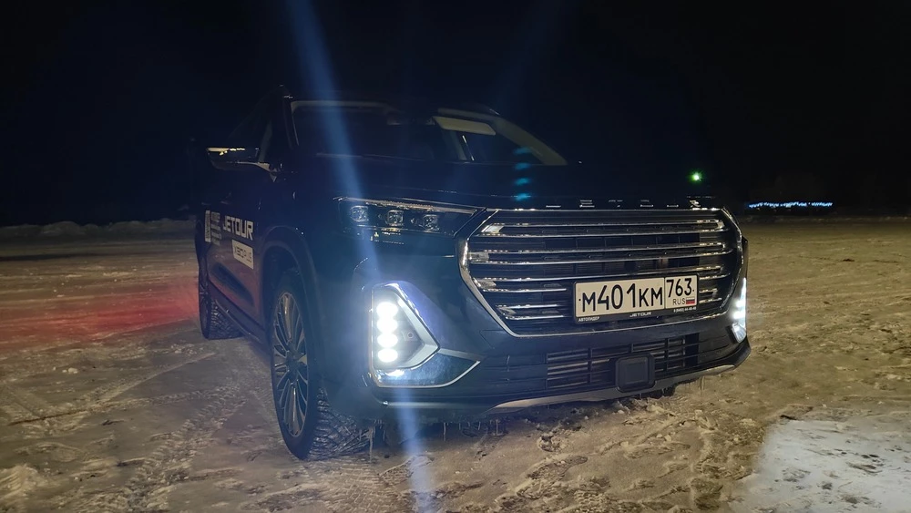 Jetour X90 Plus тест Мишина сбоку спереди ночной свет