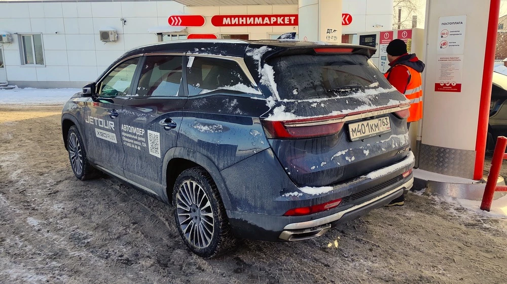 Jetour X90 Plus тест Мишина сбоку сзади на заправке