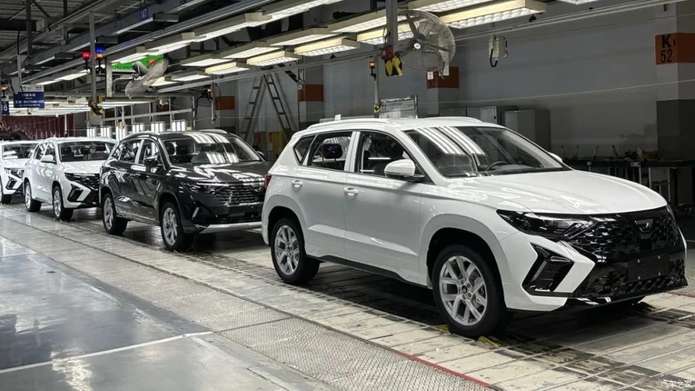 Обновленные кроссоверы Jetta VS5 VS7 сбоку спереди на конвейере на заводе