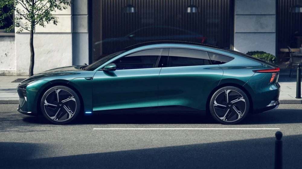 Электрический седан Jiyue 07 сбоку