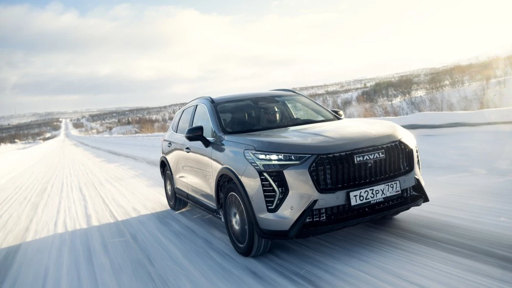 Обновленный новый Haval Jolion спереди сбоку в динамике