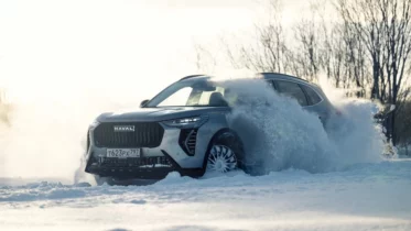 Обновленный новый Haval Jolion спереди сбоку в динамике полный привод на бездорожье