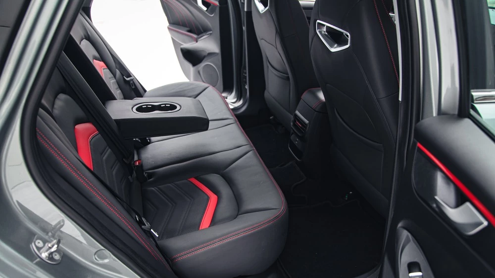 Kaiyi E5 салон интерьер второй ряд сиденья