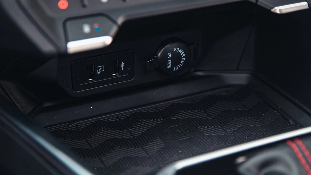 Kaiyi E5 салон интерьер беспроводная зарядка