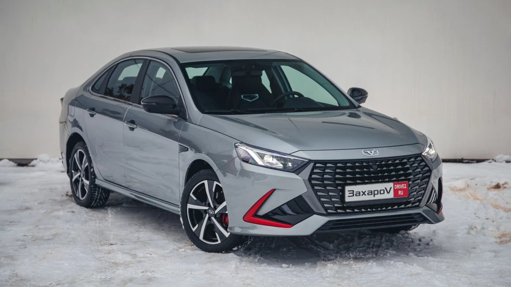 Kaiyi E5 тест сбоку спереди