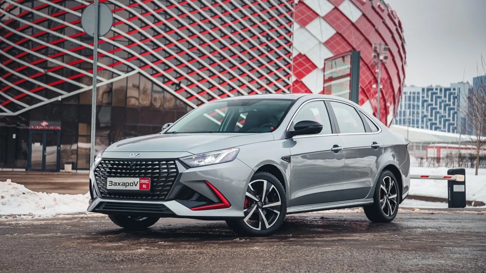 Kaiyi E5 тест сбоку спереди