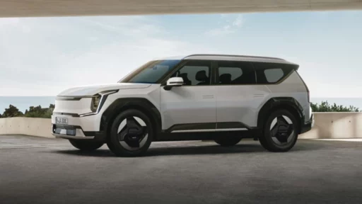 KIA EV9 сбоку спереди Всемирный автомобиль года
