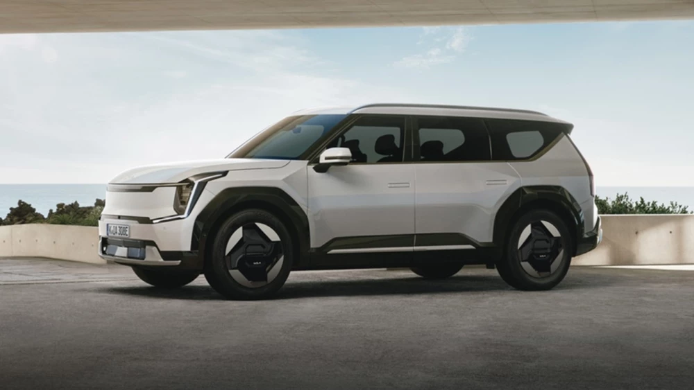 KIA EV9 сбоку спереди Всемирный автомобиль года