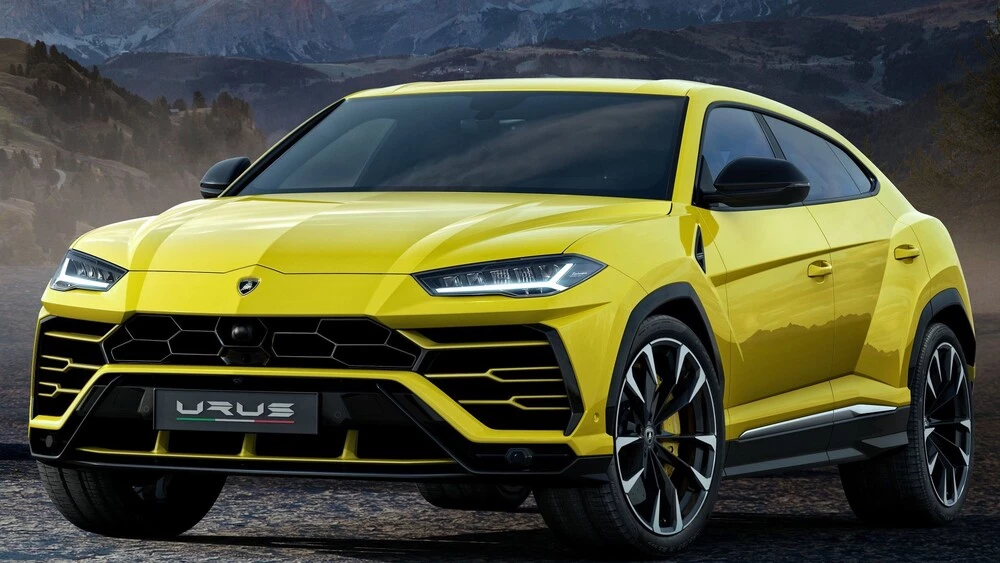 Lamborghini Urus сбоку спереди