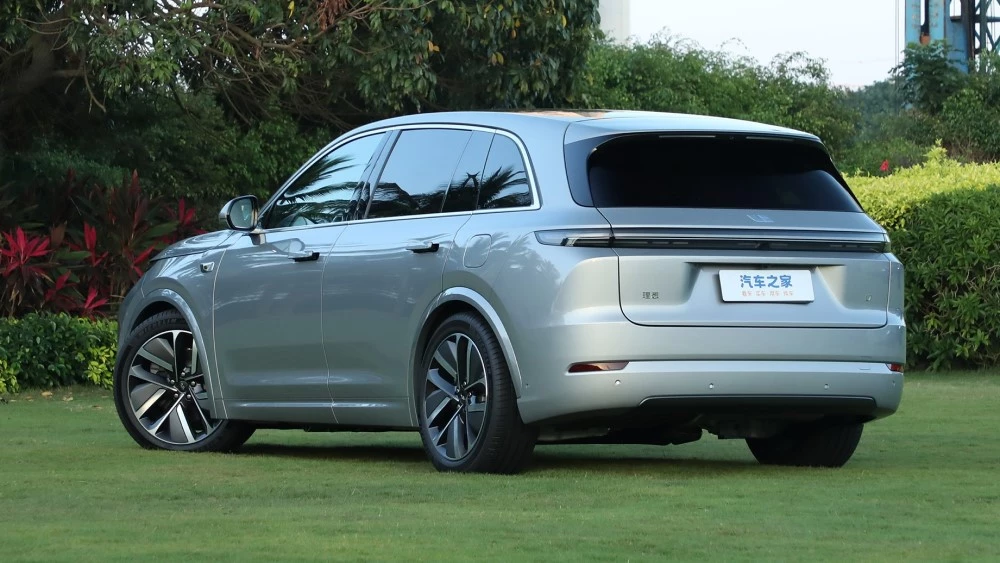 обновленный Li Auto L7 сзади сбоку дверь номерная рамка