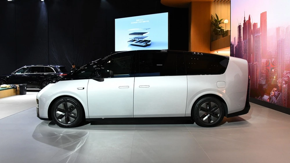 Электрический минивэн Li Mega сбоку