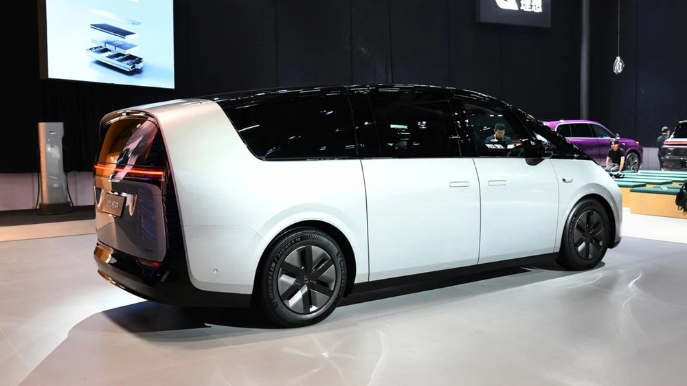 Электрический минивэн Li Mega сбоку сзади