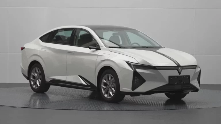 Lingxi L от СП Dongfeng и Honda сбоку спереди