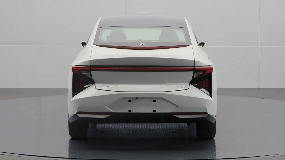 Lingxi L от СП Dongfeng и Honda сзади