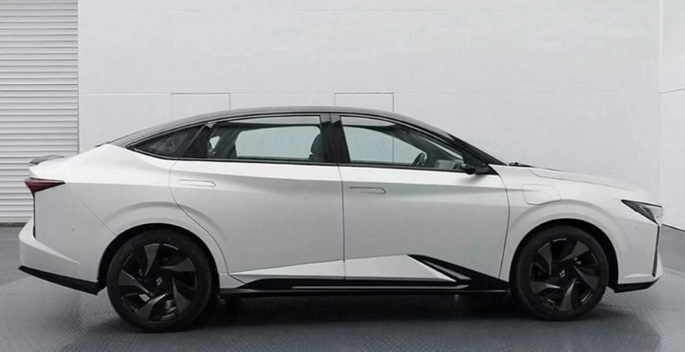 Lingxi L от СП Dongfeng и Honda сбоку