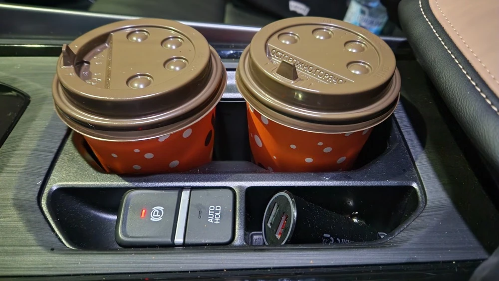 Livan X6 Pro салон интерьер тоннель подстаканники