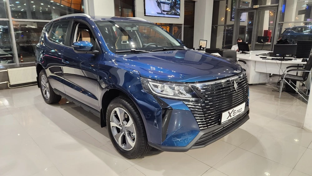 Livan X6 Pro сбоку спереди у дилера в автосалоне купить новый