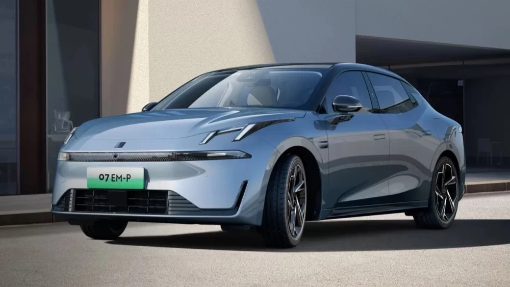 Lynk & Co 07 EM-P сбоку спереди