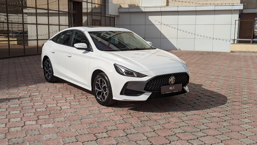 Седан MG 5 сбоку спереди