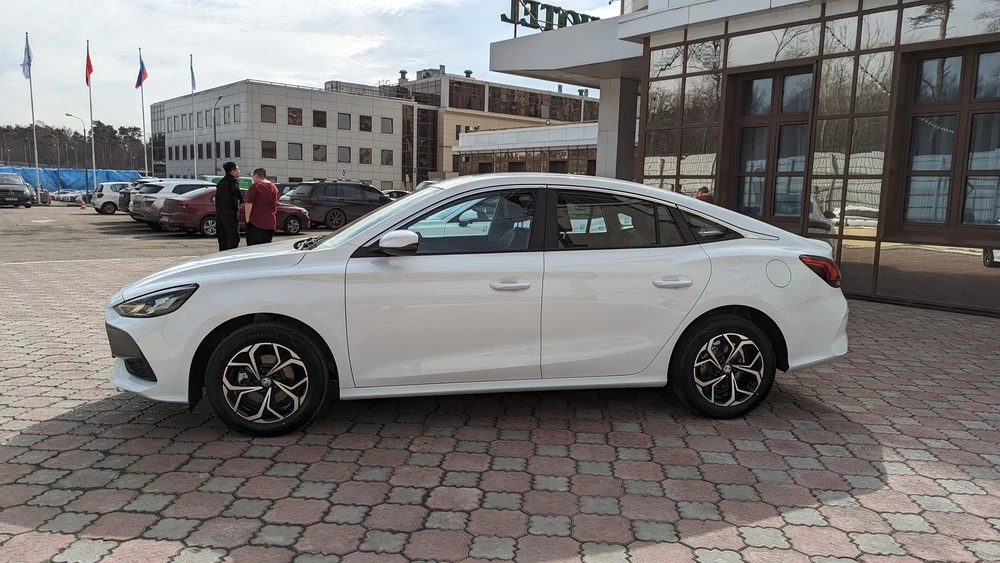 Седан MG 5 сбоку