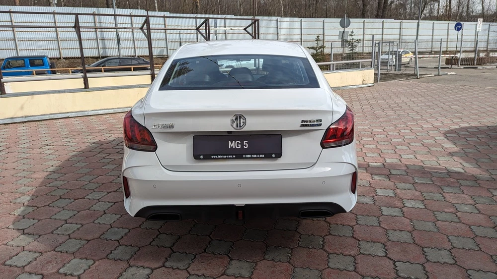 Седан MG 5 сзади