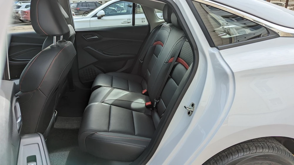 Седан MG 5 салон интерьер второй ряд сиденья