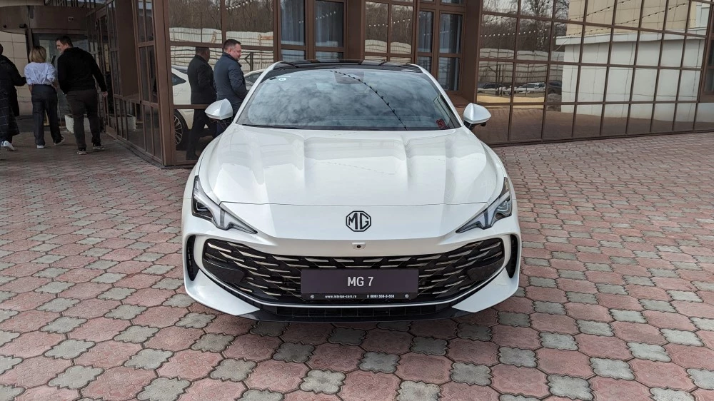 Лифтбек MG 7 спереди