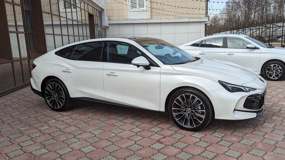 Лифтбек MG 7 спереди сбоку