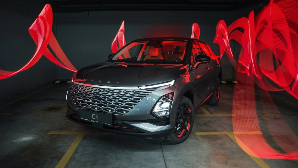 Omoda C5 в комплектации Fun сбоку спереди