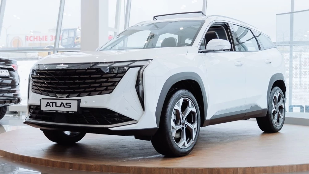 дилерский центр автосалон GEELY БИЗНЕС КАР Лосиный Остров Atlas спереди сбоку