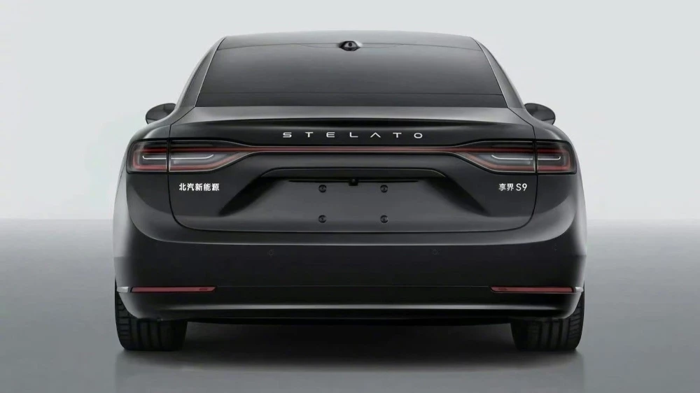 Электрический седан Stelato S9 от BAIC и Huawei сзади