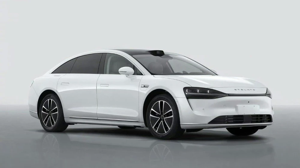 Электрический седан Stelato S9 от BAIC и Huawei спереди сбоку