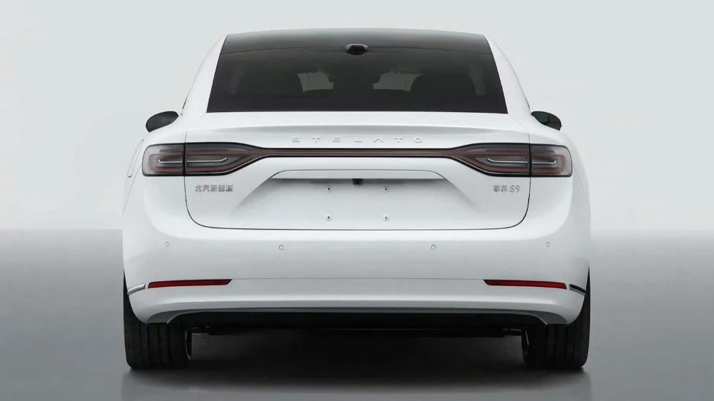 Электрический седан Stelato S9 от BAIC и Huawei сзади
