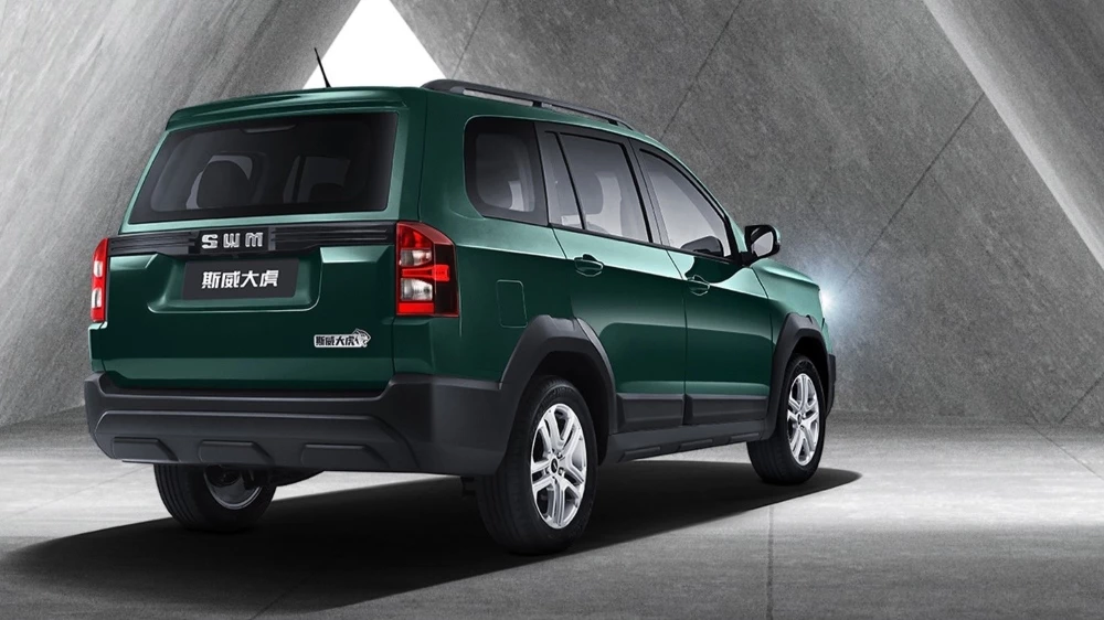 Кроссовер SWM G03F сбоку сзади