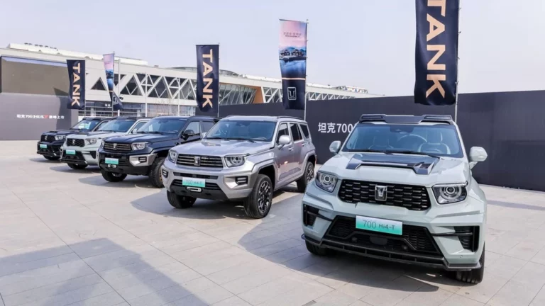 Tank 700 Hi4-T сбоку спереди