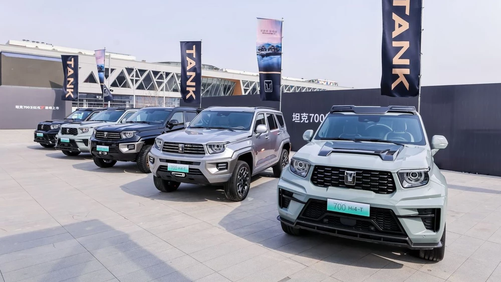 Tank 700 Hi4-T сбоку спереди