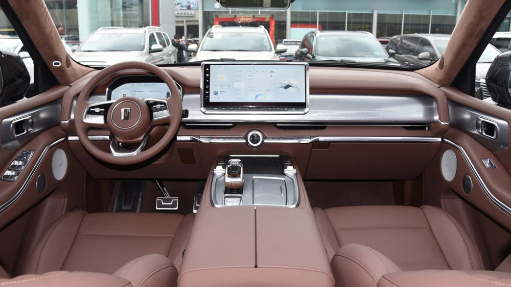 Tank 700 Hi4-T салон интерьер