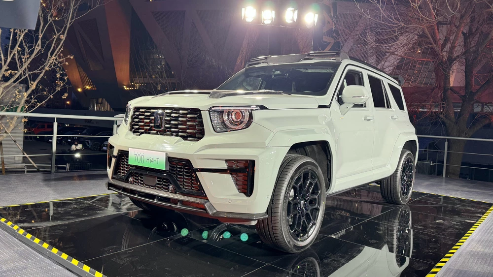 Tank 700 Hi4-T сбоку спереди