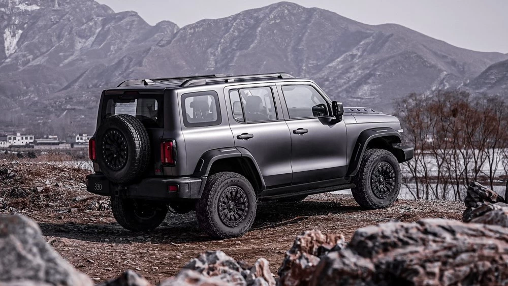 Внедорожник Tank 330 сбоку сзади