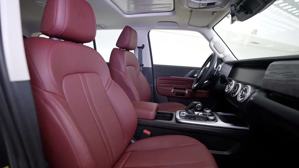 внедорожник Tank 330 салон интерьер первый ряд сиденья