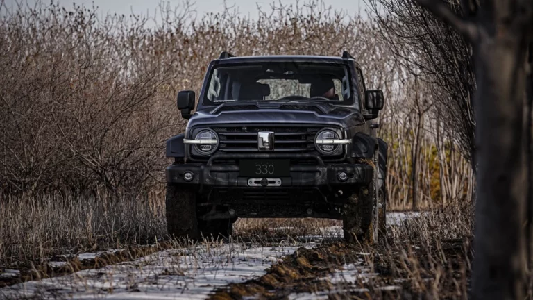 Внедорожник Tank 330 спереди