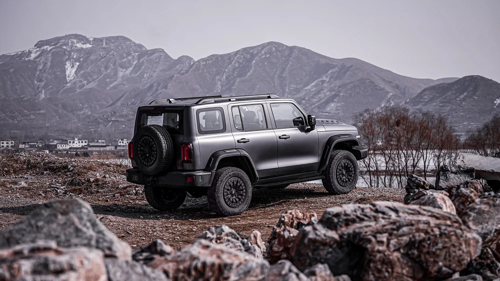 Внедорожник Tank 330 сбоку сзади