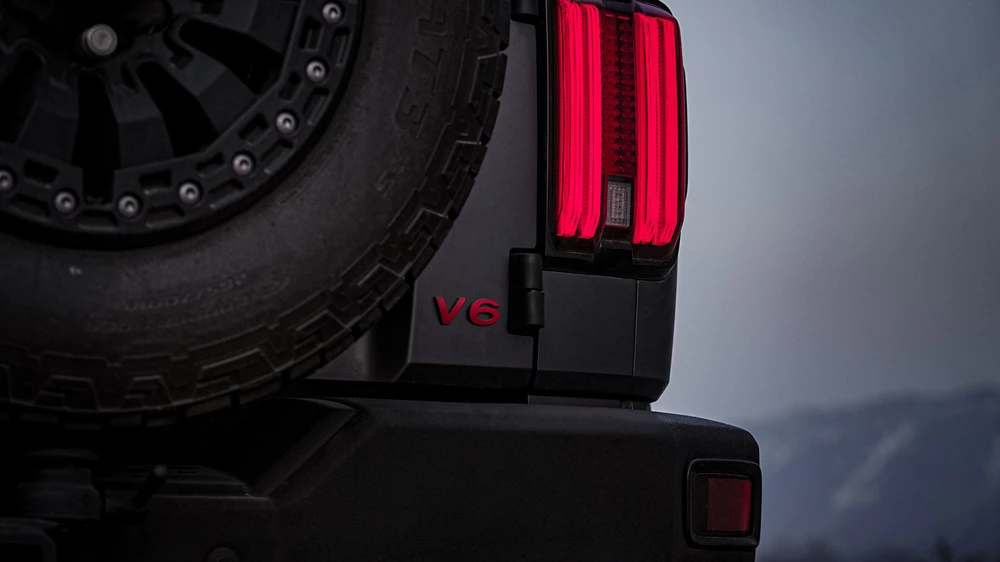 Внедорожник Tank 330 сзади шильдик логотип