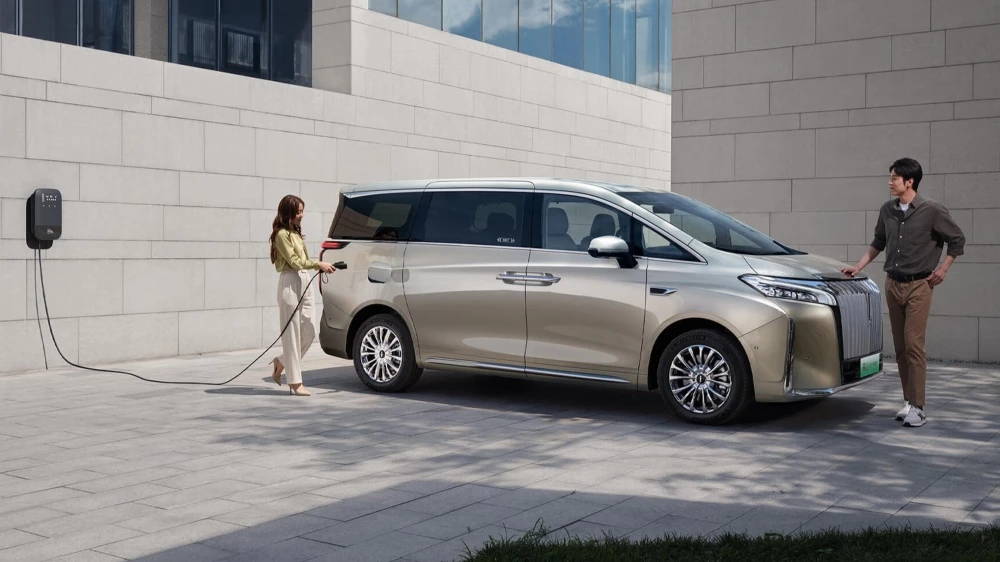 Wey Alpine спереди сбоку