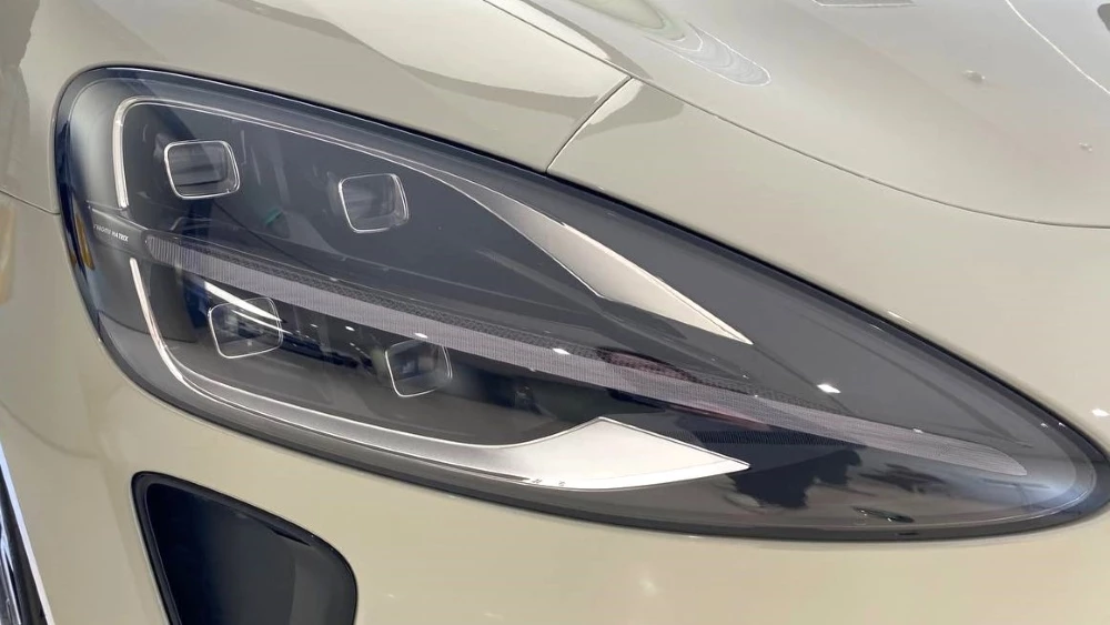 Электрический седан Xiaomi SU7 в шоуруме в Пекине фара